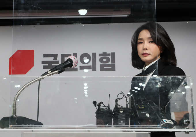 국민의힘 윤석열 대선 후보 부인 김건희 코바나컨텐츠 대표가 26일 오후 서울 여의도 국민의힘 당사에서 자신의 허위 이력 의혹과 관련해 입장문 발표를 위해 단상에 오르고 있다. (사진=연합뉴스 제공)