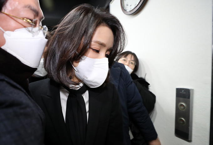  국민의힘 윤석열 대선 후보 부인 김건희 코바나컨텐츠 대표가 26일 오후 서울 여의도 국민의힘 당사에서 자신의 허위 이력 의혹과 관련해 입장문 발표를 마친 뒤 당사를 나서고 있다. (사진=공동취재/연합뉴스 제공)