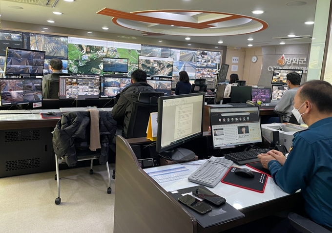 강화군 CCTV 통합관제센터 내부 전경. ( 사진 = 강화군 제공 )