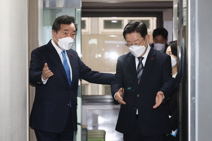 더불어민주당 이재명 대선후보(오른쪽)와 이낙연 공동위원장이 27일 오전 서울 여의도 당사에서 열린 국가비전·국민통합위원회 출범식에 참석하고 있다. (사진=국회사진기자단/연합뉴스 제공)