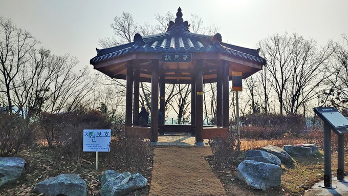 '금마정' 현판이 부착된 부개산 욱각정자. ( 사진 = 부평구 제공 )
