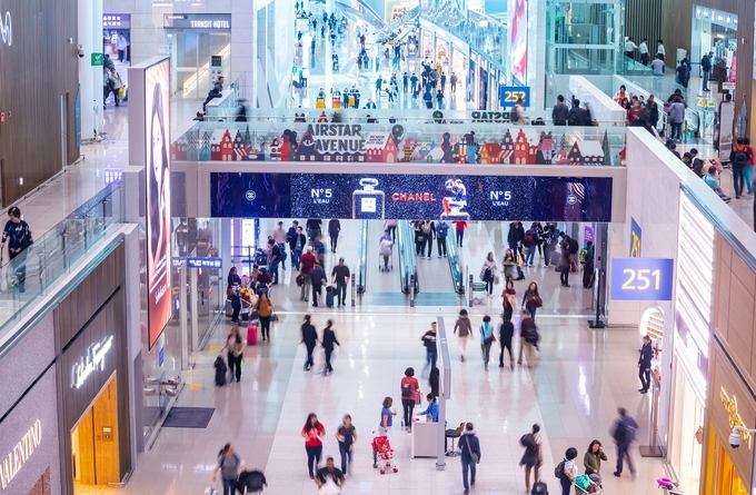 인천국제공항 내 여객터미널 출국장 면세점가 전경. ( 사진 = 인천공항공사 제공 )