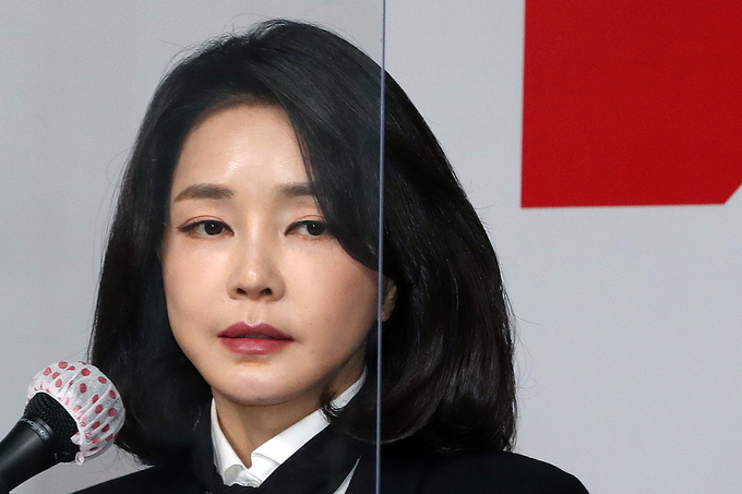 국민의힘 윤석열 대선 후보 부인 김건희 코바나컨텐츠 대표가 26일 오후 서울 여의도 당사에서 자신의 허위 이력 의혹과 관련해 입장문을 발표하고 있다. (사진=연합뉴스 제공)
