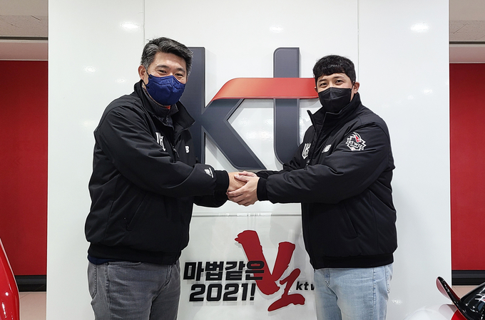 이숭용 kt wiz 야구단장(왼쪽)이 황재균과 FA 계약 체결 후 기념 촬영을 하고 있다. (사진=kt wiz 제공)