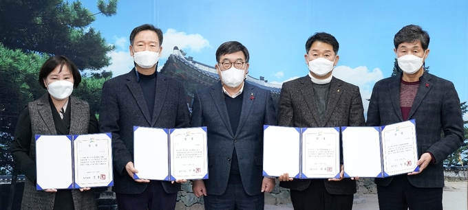 2021년 하반기 시정홍보 우수부서에 선정된 아동복지과, 복지정책과.곤지암읍, 초월읍장등 과장들이 신동헌 시장과 함께 기념하고 있다(사진= 광주시 제공)