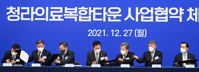 박남춘 인천시장이 27일 '청라의료복합타운 사업협약 체결식'에서 협약서에 서명을 하고 있다. ( 사진 = 인천시 제공 )