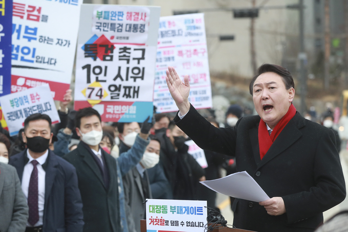 국민의힘 윤석열 대선 후보가 27일 오후 경기 성남 분당구 대장동 현장을 방문해 특검 수사를 촉구하는 기자회견을 하고 있다. (사진=국회사진기자단/연합뉴스 제공)