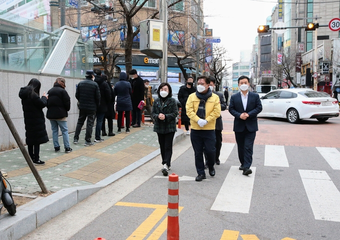 검사를 받기 위해 줄을 선채 기다리고 있는 주민들을 살펴보고 있다. 