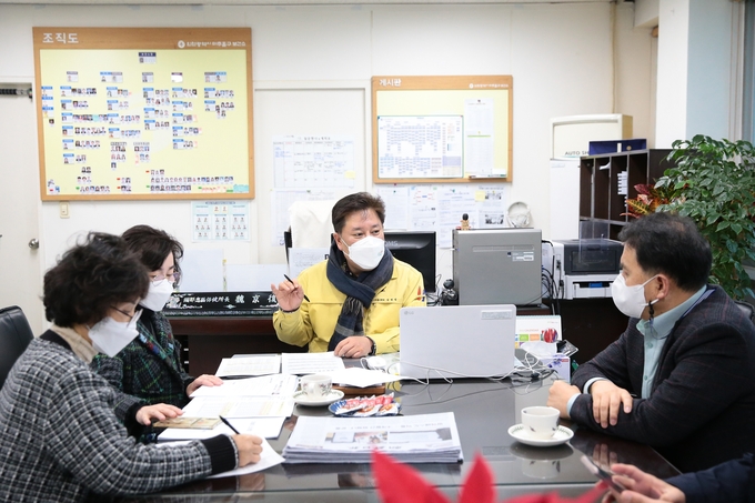 김정식 구청장이 보건소에 출근해 방역 관련 업무를 챙기고 있다.