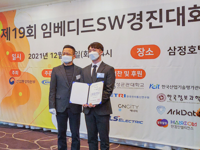 제19회 임베디드 SW경진대회에서 한국전자기술연구원 원장상을 수상한 양호준 학생(오른쪽)이 기념촬영을 하고 있다. ( 사진 = 인하대 제공 )