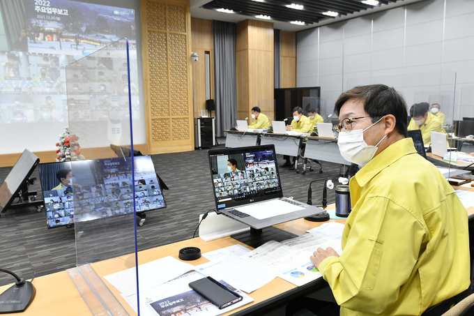 지난 20일 개최된 2022년 수원시의 주요 업무를 논의하는 보고회에서 염태영 수원시장이 발언하고 있다. (사진=수원시 제공)