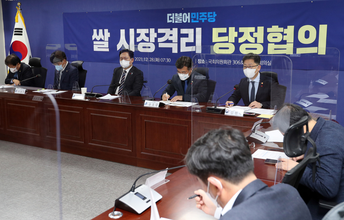  김현수 농림축산식품부 장관이 28일 오전 서울 여의도 국회 의원회관에서 열린 쌀 시장 격리 당정협의에서 발언하고 있다. (사진=국회사진기자단/연합뉴스)