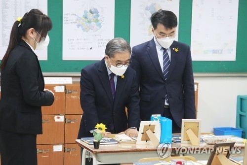 지난 4월12일 안산시 단원구 4.16민주시민교육원 단원고 4.16기억교실에서 이재정 경기도 교육감과 김남국 의원이 교실을 살펴보고 있다. (사진=연합뉴스)