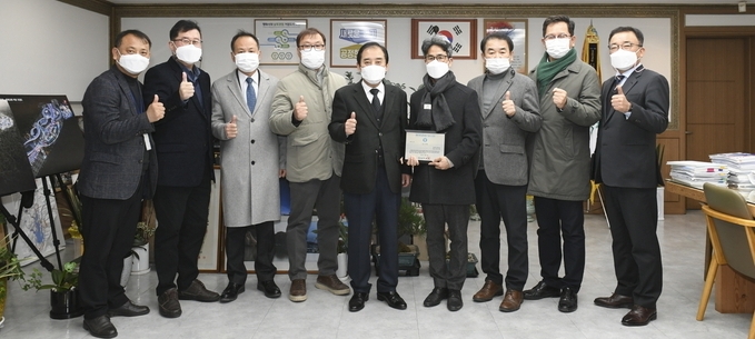 포천시는 오는 31일로 임기가 만료되는 정우연 제7대 건축사회 회장에게 감사패를 전달했다. (사진=포천시 제공)