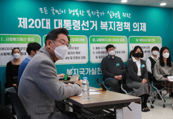 더불어민주당 이재명 대선후보가 28일 오전 서울 영등포 문래동 한국사회복지사협회에서 열린 '복지국가실천연대 간담회 - 청년 그리고 사회복지사를 만나다' 행사에서 참석자들의 발언을 경청하고 있다. (사진=국회사진기자단/연합뉴스 제공)