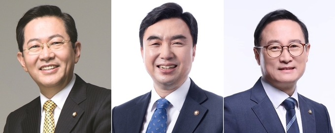 왼쪽부터 박남춘 인천시장, 윤관석 국회의원, 홍영표 국회의원.