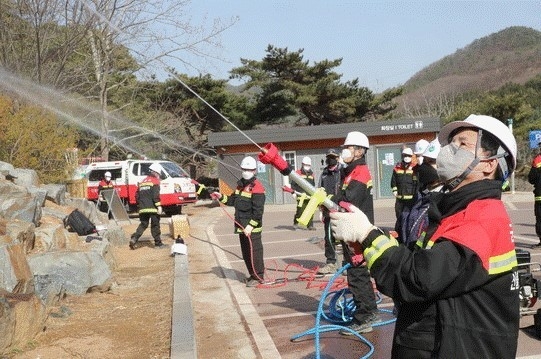 한대희 시장(오른쪽 첫 번째)이 산불전문예방진화대원들과 함께 산불진화 훈련을 하고 있다.(사진= 군포시 제공)
