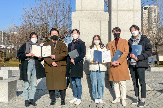 제18회 대한건축학회 디지털건축대전에서 대상 등 우수한 성적을 거둔 인하대 건축학부 대학원 및 학부 학생들. ( 사진 = 인하대 제공 )
