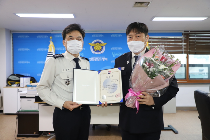 중소벤처기업부 장관 표창을 받은 공단소방서 김상호 소방위(오른쪽). ( 사진 = 공단소방서 제공 )