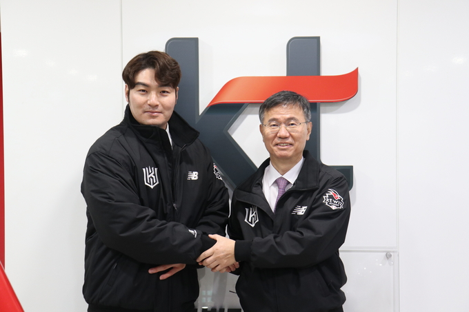 박병호(왼쪽)와 kt 스포츠 남상봉 대표이사. (사진=kt wiz 제공)