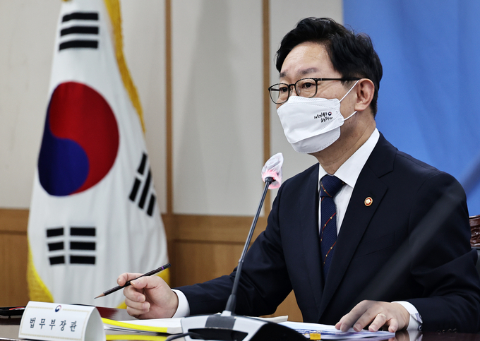 박범계 법무부 장관이 29일 오전 경기 과천시 법무부 대회의실에서 열린 출입기자간담회에서 취재진의 질문에 답하고 있다. (사진=공동취재/연합뉴스)
