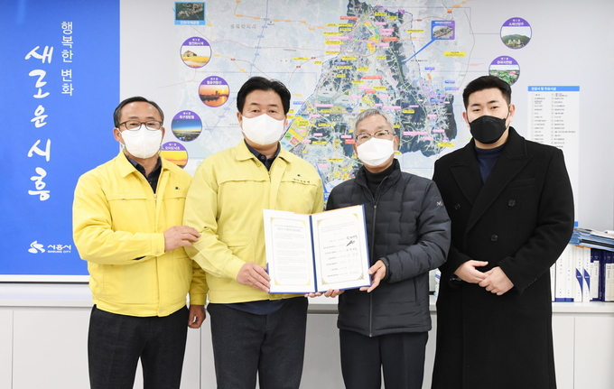 시흥시 노사민정협의회가 ‘2021년 시흥시 노사민정 공동선언’을 채택하고 코로나19 극복과 지역경제 활성화, 안전한 일터 만들기에 나섰다.(사진=시흥시 제공)