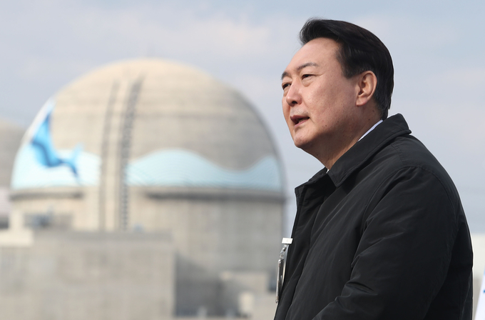 국민의힘 윤석열 대선 후보가 29일 오후 경북 울진군 신한울 3·4호기 건설중단 현장을 방문, 탈원전 정책 전면 재검토와 신한울 3·4호기 건설 즉각 재개 등 원자력 공약을 발표하고 있다. (사진=연합뉴스)