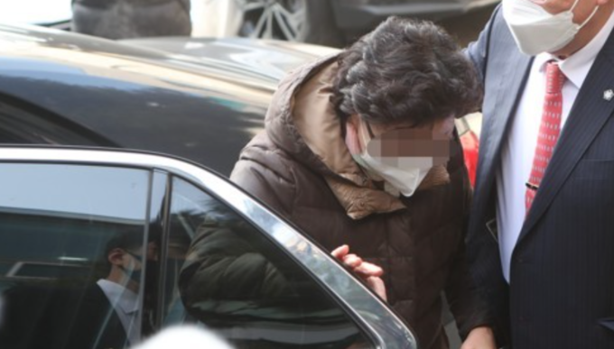 국민의힘 윤석열 대선후보의 장모 최모 씨가 지난 23일 경기도 의정부시 가능동 의정부지방법원에서 법정으로 향하고 있다. (사진=연합뉴스 제공)