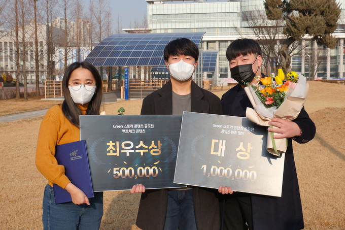 팩트체크 분야 공모전에 참가해 대상 등 우수한 성적을 거둔 인천대 학생들. ( 사진 = 인천대 제공 )