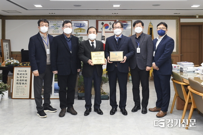 포천시는 한탄강 센터 수상을 기념해 에이디디 정수흥 대표에게 감사패를 수여했다. (사진=포천시 제공)
