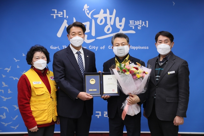 구리시는 지난 29일 코로나19 장기화로 인한 극심한 혈액 수급난을 해소하기 위해 올해 마지막 구리시 공직자와 시민들이 함께하는 ‘행복을 나누는 헌혈 5회차’행사를 진행했다.(사진=구리시 제공)