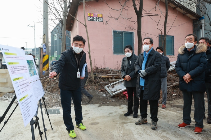 조광한 남양주시장은 지난 29일 내년 초 개통 예정인 오남읍 양지리 삭다니 농어촌도로 확장 공사 현장을 방문해 도로 개설 현장을 점검하고, 공사 관계자들을 격려했다.(사진=남양주시 제공)