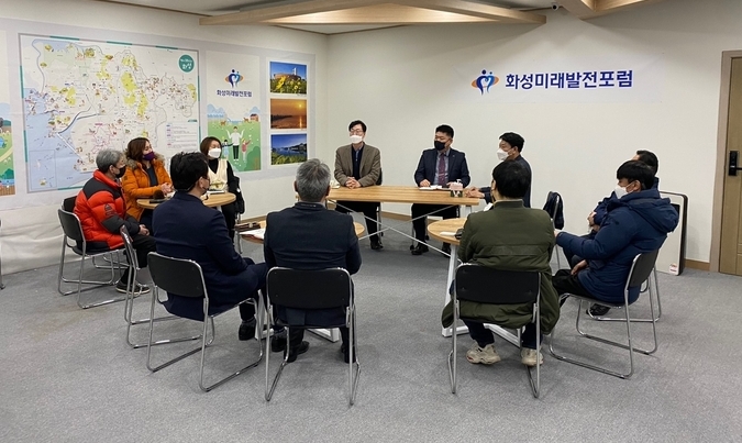 정명근 화성미래발전포럼 대표가 코로나 19 장기화로 힘든 시기를 보내고 있는 관내 소상공인들의 애로사항을 청취하는 간담회를 진행했다.(사진=화성미래발전포럼 제공)
