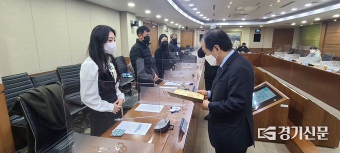 시민기자 권수민씨에게 박윤국 포천시장이 위촉장을 전달하고 있다. (사진=문석완 기자)