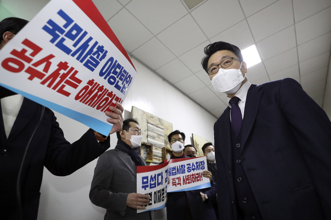 김진욱 공수처장이 30일 오후 서울 여의도 국회 법사위 회의장 앞에서 국민의힘 의원들에게 인사하기 위해 이동하고 있다. 국민의힘은 법사위 앞에서 의원총회를 열고 야당 의원들에 대한 통신자료 조회를 사찰 의혹이라며 공수처 해체 및 김진욱 공수처장 사퇴를 주장했다.(사진=국회사진기자단/연합뉴스)