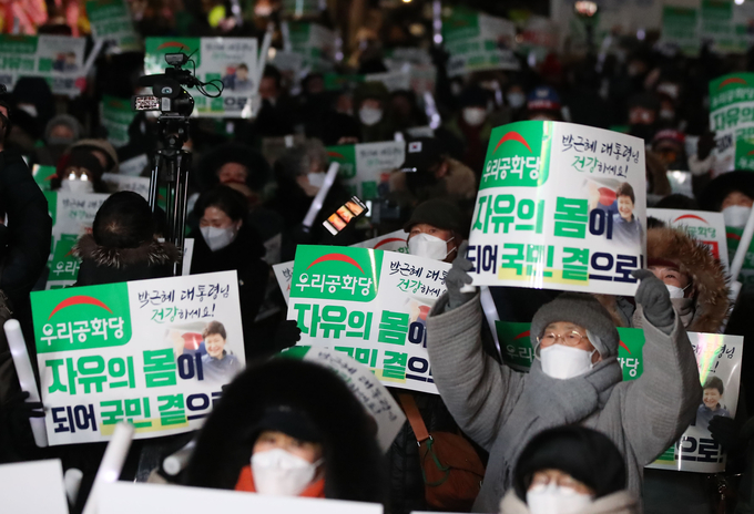박근혜 전 대통령이 특별사면으로 석방된 31일 새벽 서울 강남구 일원동 삼성서울병원 앞에서 박 전 대통령 지지자들이 환호하고 있다. (사진=연합뉴스)