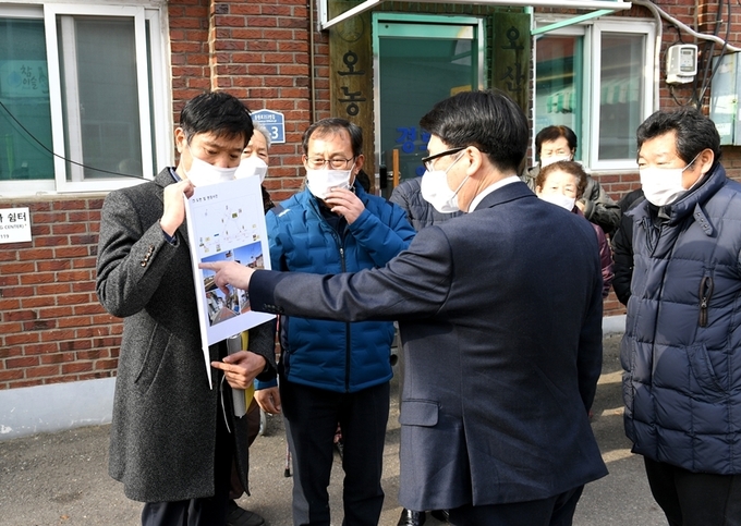 최종환 파주시장이 노인보호구역 개선사업현장을 찾아 확인하고 있다.(사진=파주시 제공)