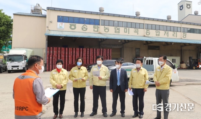 제222회 평택시의회 임시회 산업건설위원회 현장 활동 중인 김영주 시의원(죄측 끝)(사진=평택시의회 제공)