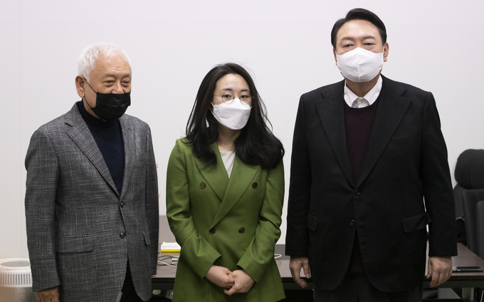 기념촬영하는 윤석열, 신지예와 김한길 (사진=연합뉴스 제공/자료사진)