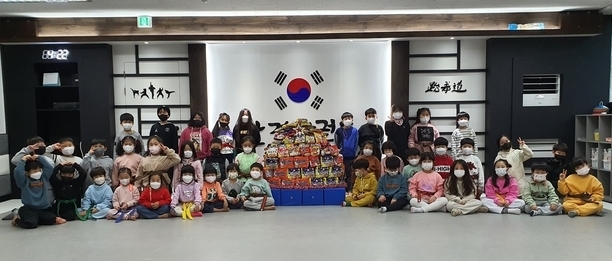 한결 태권도장(관장 박인섭) 학생들이 라면을 기탁했다. (사진=포천시 제공)