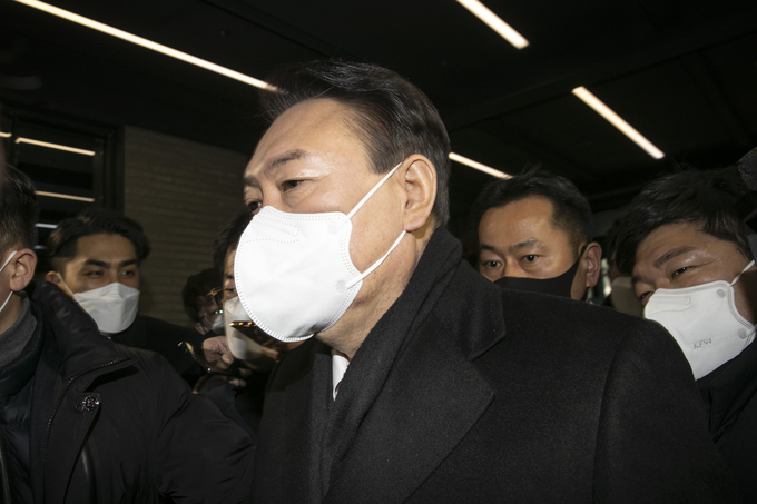 국민의힘 윤석열 대선 후보가 3일 오전 한국거래소 개장식 참석을 끝으로 공개 일정을 전면 취소하고 서울 여의도 국민의힘 당사로 들어오고 있다 (사진=국회사진기자단/연합뉴스 제공)