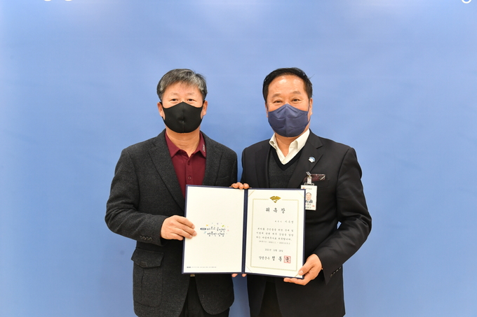 양평군이 지난해 28일 '제4기 마을세무사'로 이수영 세무사(왼쪽)를 위촉했다.(사진=양평군 제공)
