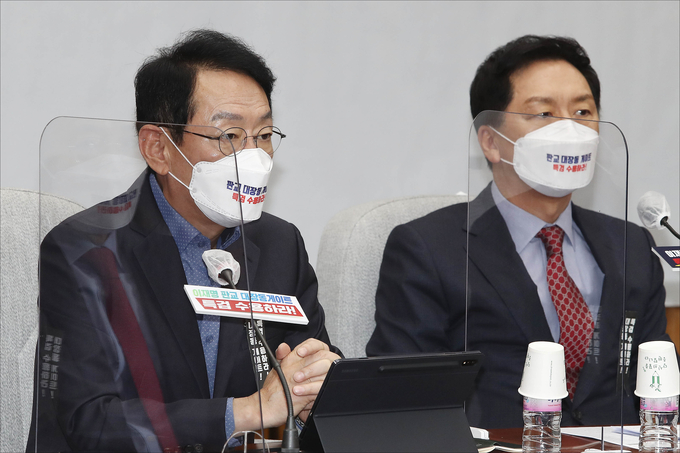 국민의힘 김도읍 정책위의장(왼쪽)이 지난해 10월 22일 서울 여의도 국회에서 열린 국정감사대책회의에서 발언하고 있다. (사진=국회사진기자단/연합뉴스 자료사진)