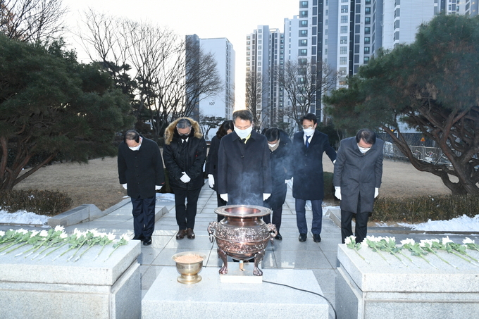 안승남 구리시장은 2022년 1월 3일 현충탑 참배를 시작으로 새해 첫 일정을 시작했다.(사진=구리시 제공)