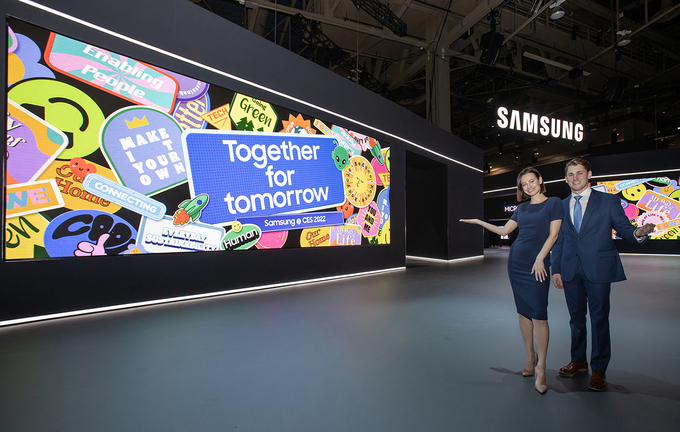 CES 2022가 열리는 미국 라스베이거스 컨벤션 센터의 삼성전자 전시관에서 삼성전자 모델이 16m와 8m에 달하는 2개의 LED 사이니지 월을 이용한 '쇼윈도(Show Window)' 콘셉트의 미디어 월을 선보이고 있다. (사진=삼성전자 제공)
