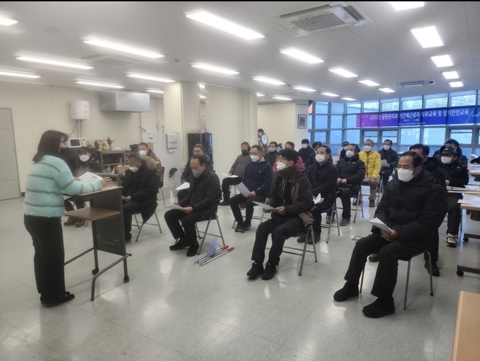 파주시 관계자가 공원녹지분야 기간제근로자를 대상으로 안전교육을 하고 있다.(사진=파주시 제공)