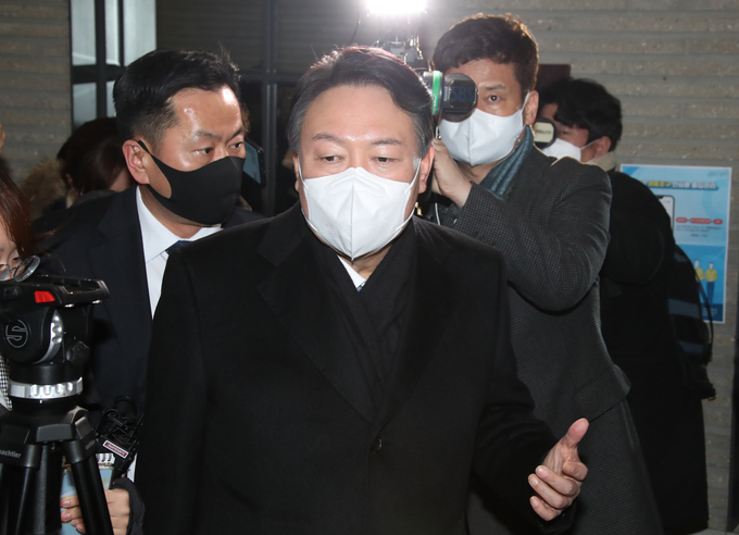 국민의힘 윤석열 대선 후보가 3일 저녁 서울 여의도 당사에서 선대위 전면 쇄신안 후속대책을 논의한 뒤 당사를 나서고 있다. (사진=공동취재/연합뉴스 제공)