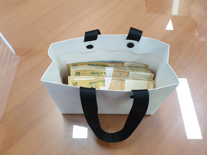  현금 1,021만6320원이 들어있는 종이가방 (사진=남양주시 제공)