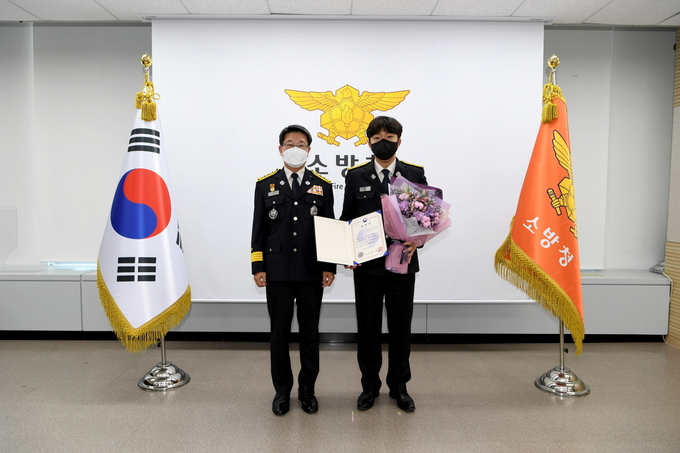 '자랑스러운 소방인상' 수상한 김종호 소방장(우). (사진=경기도소방재난본부 제공)
