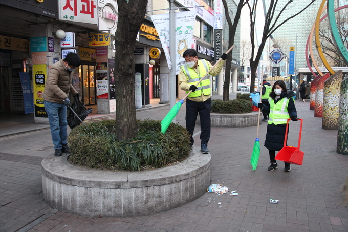 취임식 대신 빗자루 잡은 안양 동안구 이충건 구청장.(사진=안양시 제공)